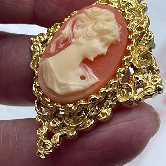 Vintage Gerry’s cameo brooch with ornate frame. - Picture 3 of 10